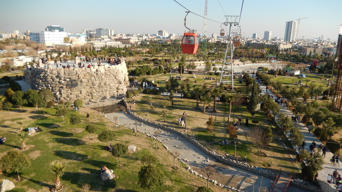 Erbil, Lanova draha v parku.JPG