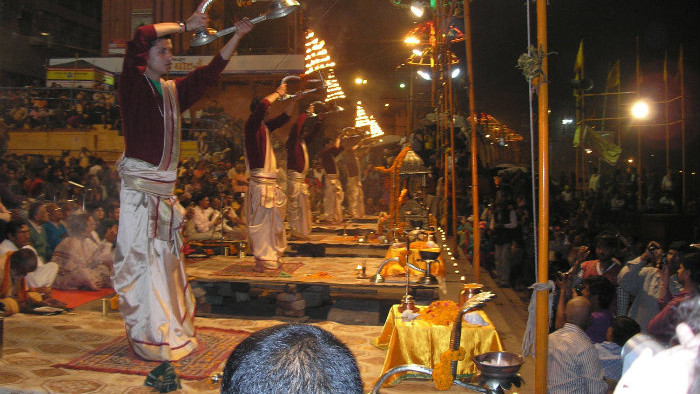 Varanasi - nocna puja (kópia).JPG