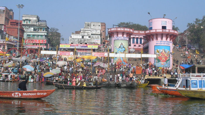 Varanasi z lodky (kópia).JPG