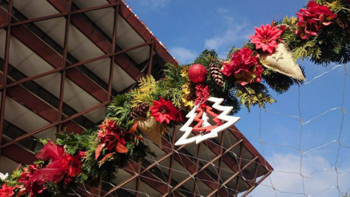 El mercadillo navideño al pie de la Pirámide invertida