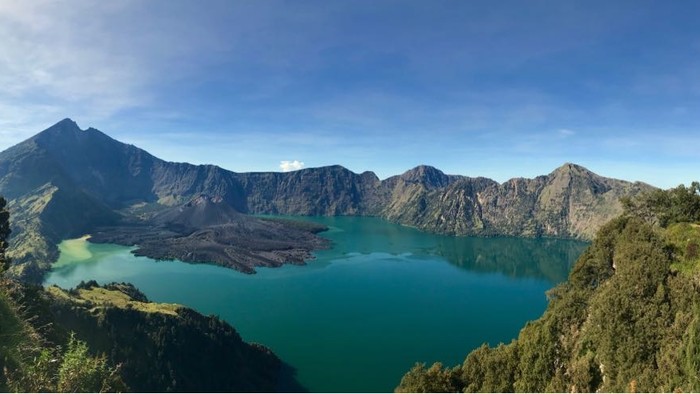 Rinjani výhľad na kráter.jpg