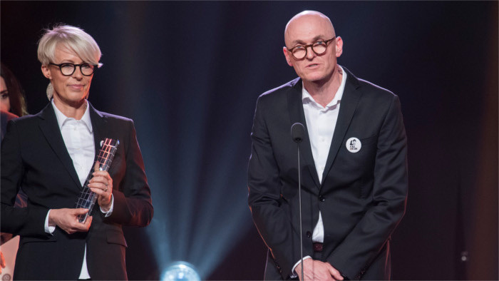 Robert Kirchhoff recibe el premio Sol en la Red a mejor documental por su película Agujero en la cabeza 