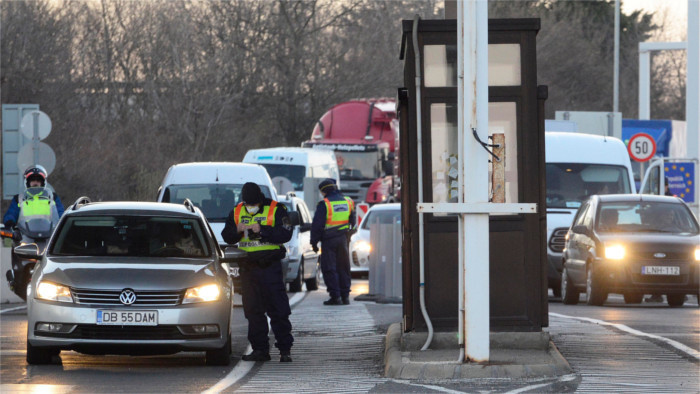 Slovaks working close to Hungarian border can cross it 