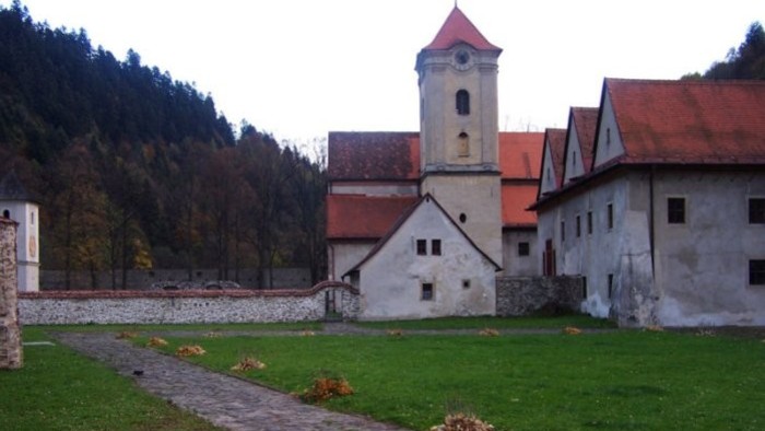 Das rote Kloster: Erholung mit drei Kronen