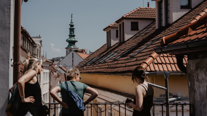 Uličky Bratislavy z pohľadu strešnej krajiny