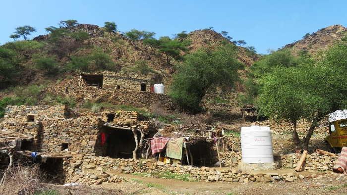 1. Dwelling Hajjah with water tank.png