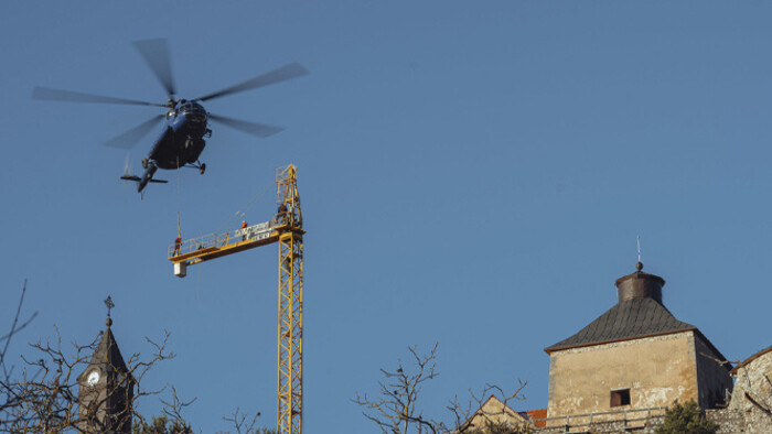 Szétszedték a krasznahorkai vár toronydaruját