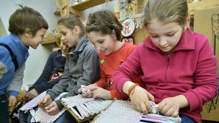 Volkstümliche Textiltechniken für Kinder