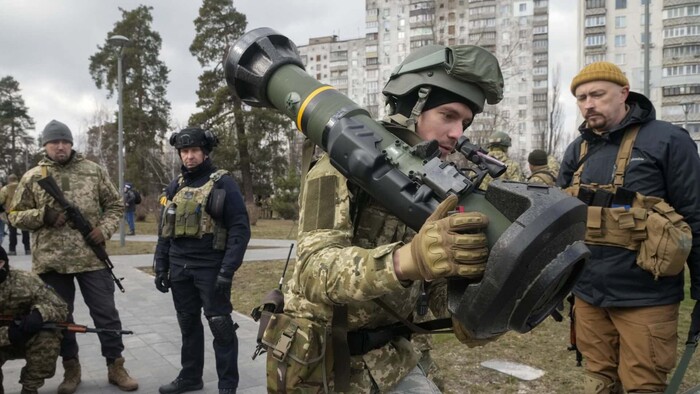 Vojak v Kyjeve so zbraňou.