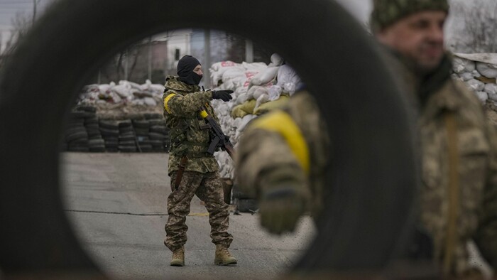 Vojak z Ukrjainy organizuje situáciu v Kyjeve.