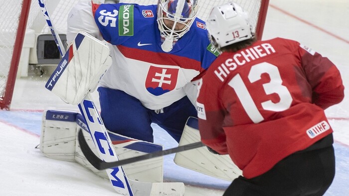Adam Húska inkasuje štvrtý gól od Švajčiarov na MS v hokeji 2022