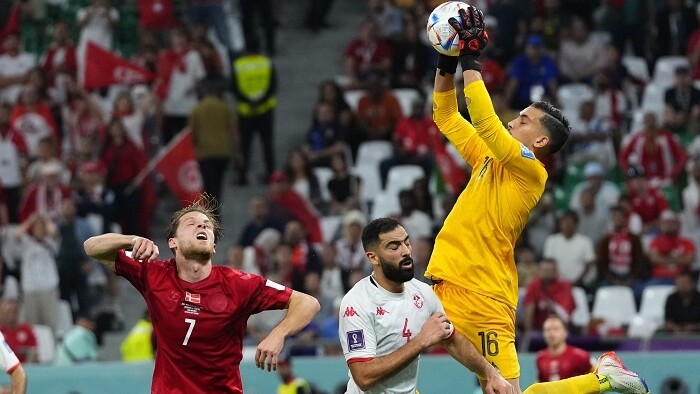 Zákrok tuniského brankára v zápase Dánsko Tunisko
