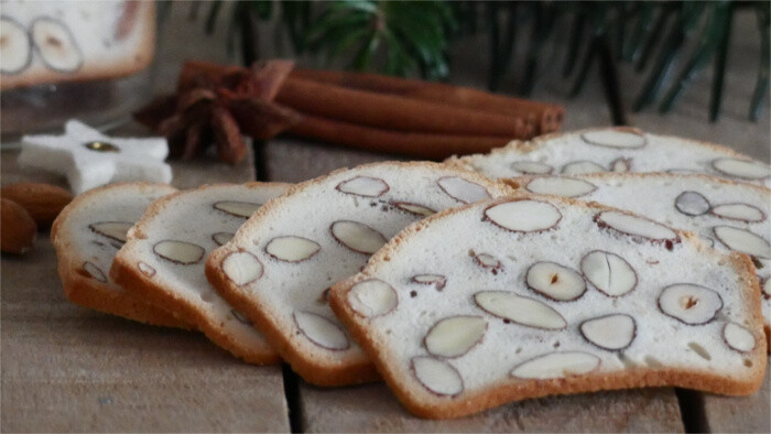 Bizcochos con almendras y avellanas - receta de otro típico dulce navideño