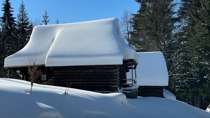 Množstvo nového snehu predstavuje riziko pre staré stavby v Pribyline