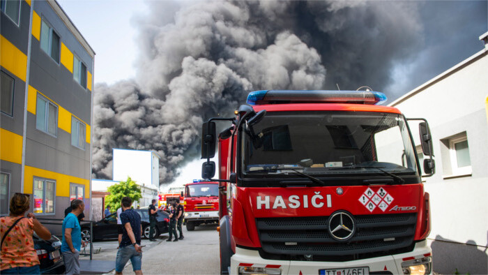 Un incendie à grande échelle s'est déclaré dans une entreprise de Rovinka