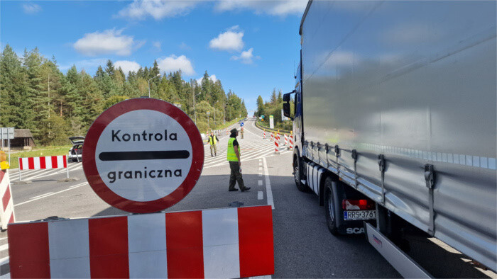 Los transportistas, indignados por los controles fronterizos, admiten huelga o bloqueo de carreteras