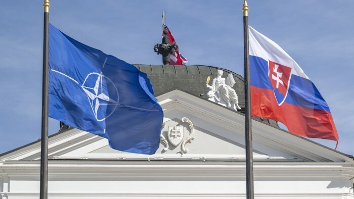 Флаг НАТО у Президентского дворца Грассалковича