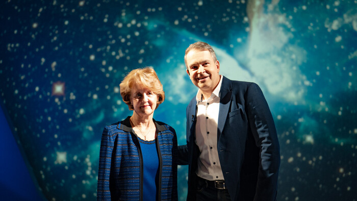 Špeciálni hostia v RTVS. Gregor Mareš privítal ženu, ktorá bola vo vesmíre a muža, ktorý sa prechádzal po mesiaci