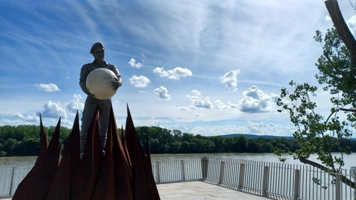 Neues Lichtenfeld-Denkmal am Donauufer