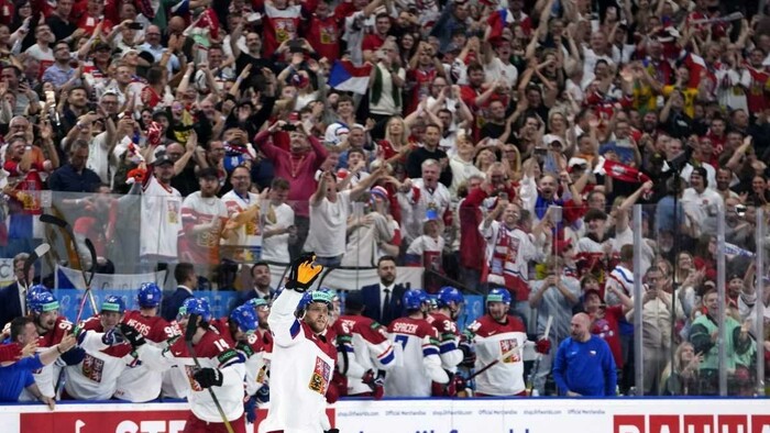 VIDEO: Úspech českých hokejistov na svetovom šampionáte spustil v krajine hokejové šialenstvo