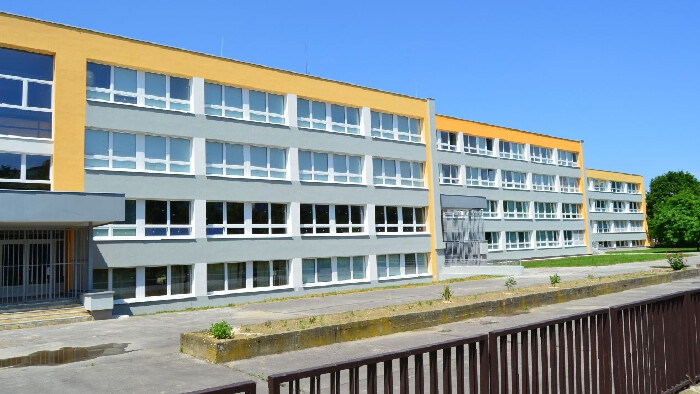 Stredná zdravotnícka škola na Strečnianskej ulici v Bratislave