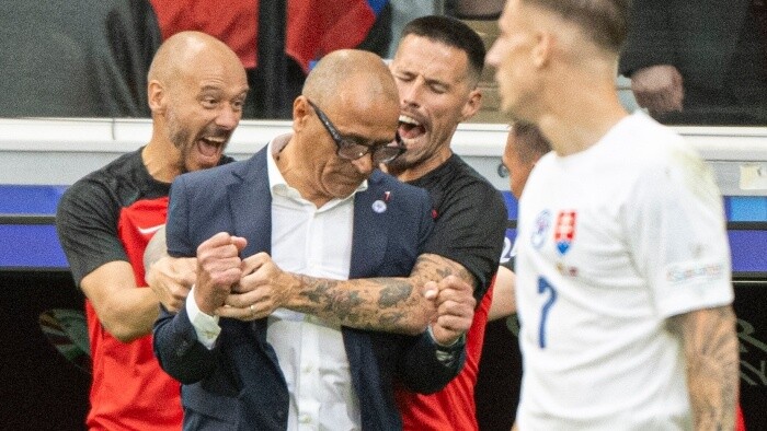 FUTBAL: Francesco Calzona sa učí slovenskú hymnu