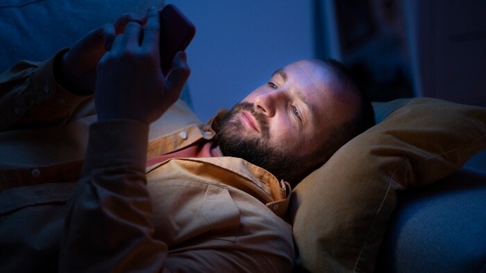 Pozeranie do mobilu v posteli neodháňa spánok 