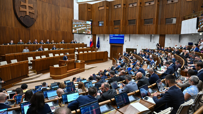 Parlamentní poslanci rokujú o vládnom balíku opatrení Lex-atentát