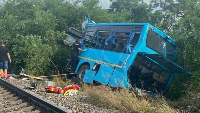 7 morts après qu´un train et un bus soient entrés en collision7 morts après qu´un train et un bus soient entrés en collision