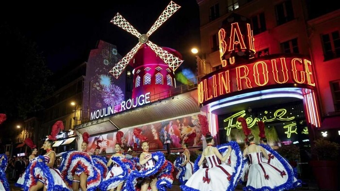 Moulin Rouge opäť zdobí úplný veterný mlyn, pobeží okolo neho štafeta s olympijskou pochodňou