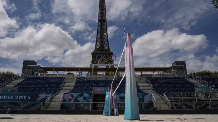 Turisti sa Parížu pred olympiádou vyhýbajú. Môže za to strach z teroristických útokov či vysoké ceny