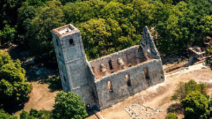 Starobylý kostol a kláštor Katarínka už 30 rokov zachraňujú dobrovoľníci