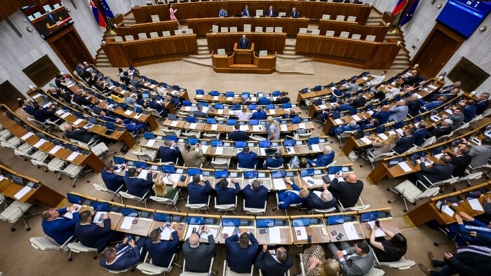 Poslanci mimoriadne zasadli do parlamentných lavíc