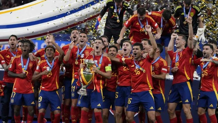Španieli zdvihli nad hlavy európsku trofej po 12 rokoch: Takto vyzeral ich posledný krok k vysnívanému triumfu (FOTOGALÉRIA)