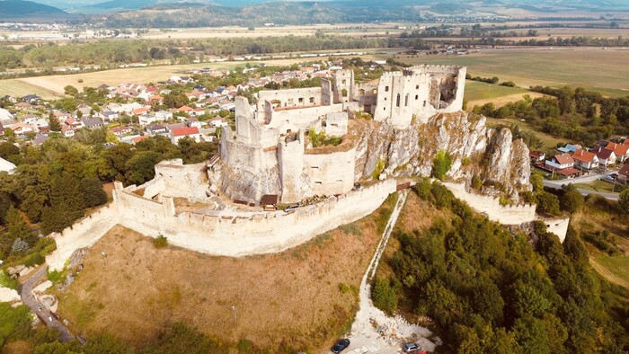 Hrad Beckov je miestom s osobitou atmosférou