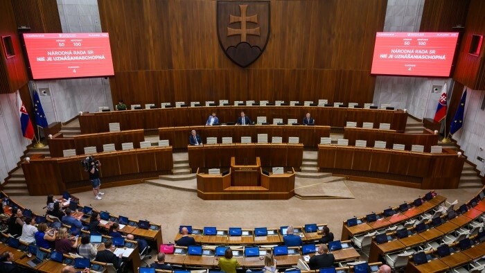 Parlament bude o návrhu na odvolanie ministra rokovať v septembri