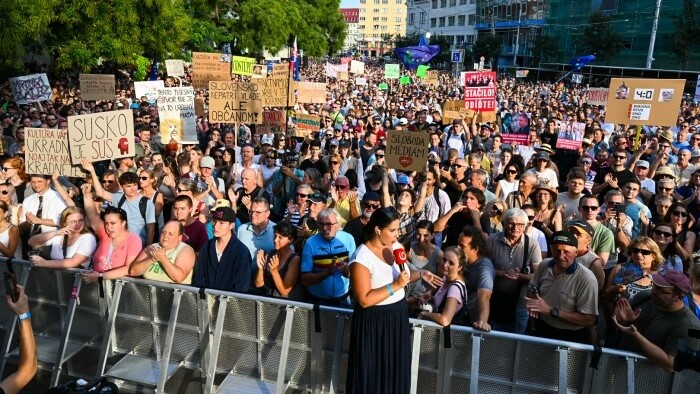 Des milliers de personnes ont manifesté à Bratislava contre les démarches du gouvernement