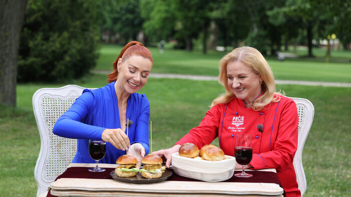 Petra Tóthová a Jozefína Zaukolcová s domácimi hamburgermi v Pečie celé Slovensko 4