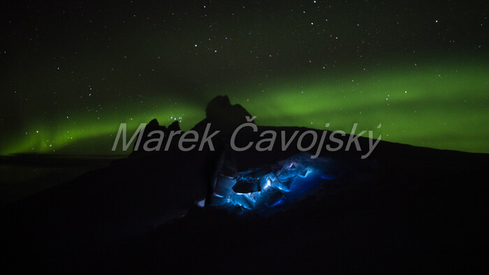 Polárna žiara a iglu - Marek Čavojský.jpg