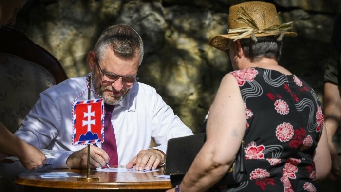 Inaugurácia poštovej známky prezidenta SR Petra Pellegriniho v Banskej Bystrici_TASR.jpg