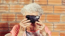 Stará babička s fotoaparátom