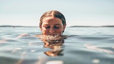 Žena plávajúca vo vode