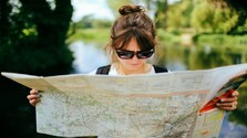 Žena v okuliaroch s mapou