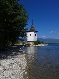 Gotický kostolík nad hladinou Liptovskej Mary