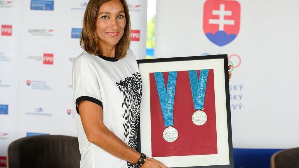 Martina Moravcová so striebornými medailami z LOH.jpg