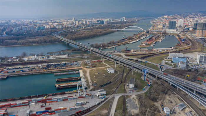 Na snímke z dronu pohľad na Bratislavu, zimný prístav a Prístavný most_TASR.jpg