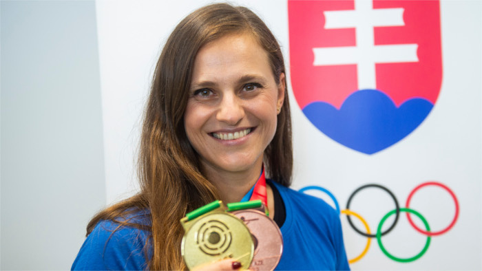 Barteková pózuje so zlatou medailou a bronzovou medailou v tímovej súťaži skeetu z majstrovstiev sveta v športovej streľbe v aze