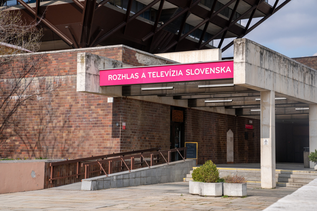 pohľad-na-vchod-rozhlasu-a-televízie-slovenska