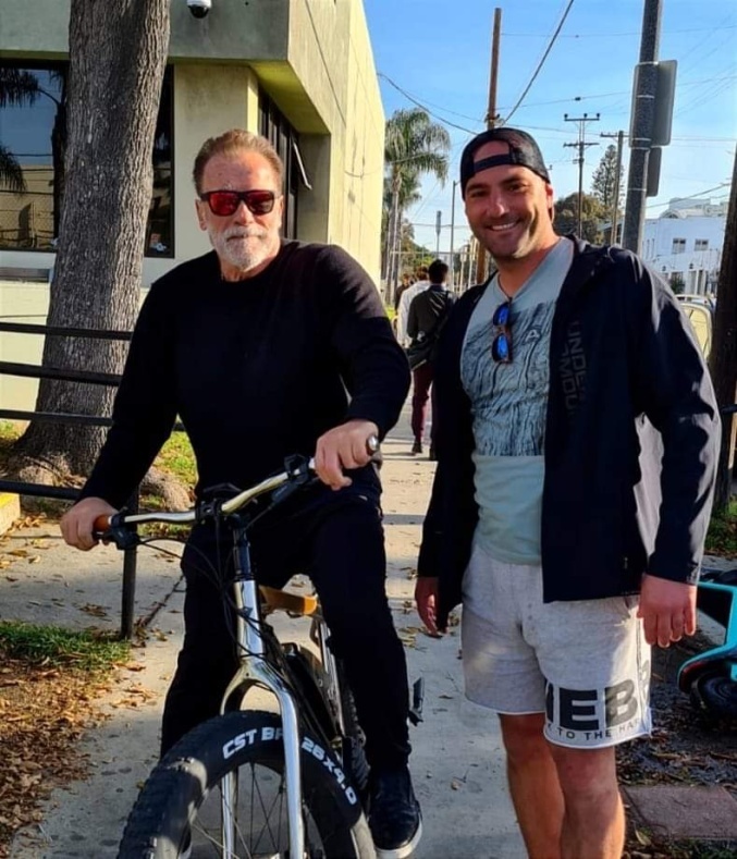 Vito-a-Arnold-Schwarzenegger-na-bicykli