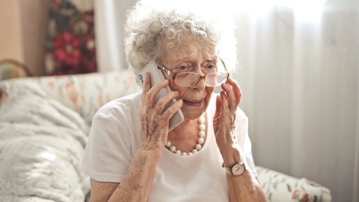 senior-babicka-telefon-freepik-wirestock.jpg